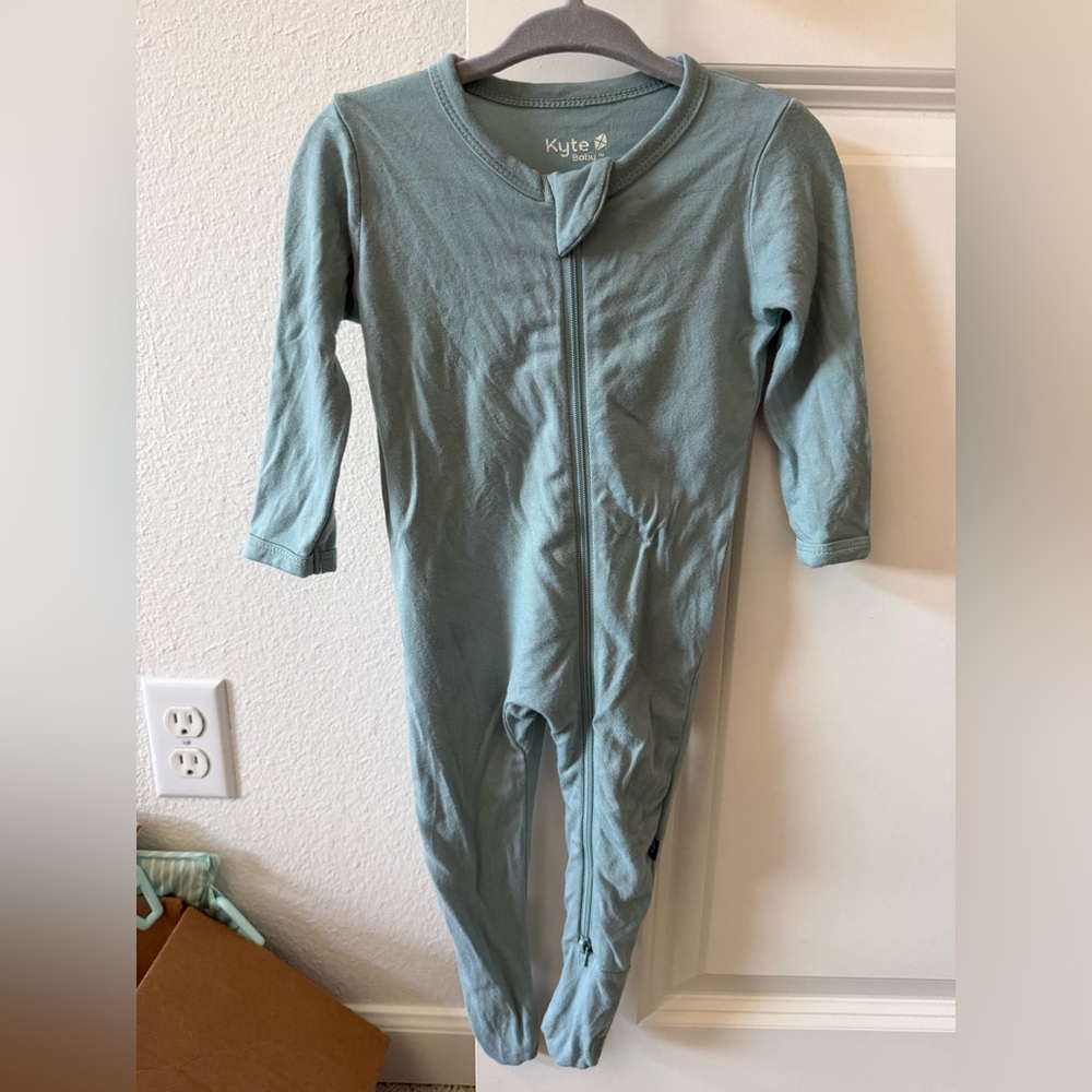 GUC Kyte Baby Footie in Glacier (3-6 months)